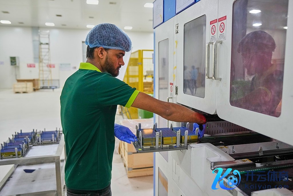 印度一家太阳能电板板制造厂的坐蓐车间。（视觉中国）